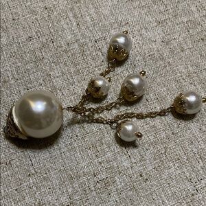 Elegant Gold and Pearl Drop pearl medallion